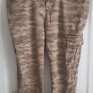 Lucky Brand Charlie Skinny Cargo, size 8/29 inseam 29in, faded green camo